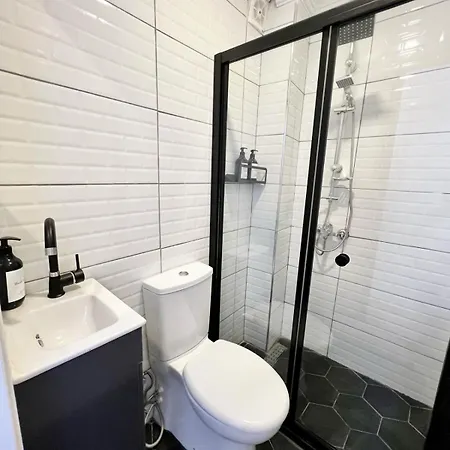 5 Bedroom 5 Bathroom, Newly Renovated At The Heart Of The *