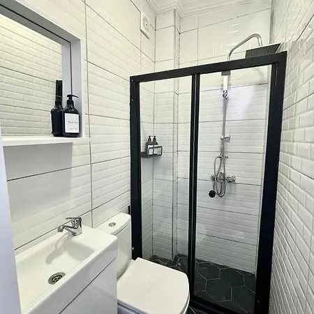 5 Bedroom 5 Bathroom, Newly Renovated At The Heart Of The Istanbul