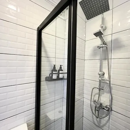 5 Bedroom 5 Bathroom, Newly Renovated At The Heart Of The *