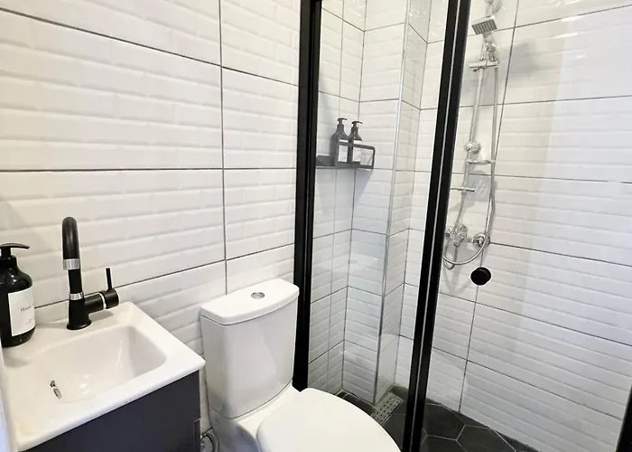 5 Bedroom 5 Bathroom, Newly Renovated At The Heart Of The *