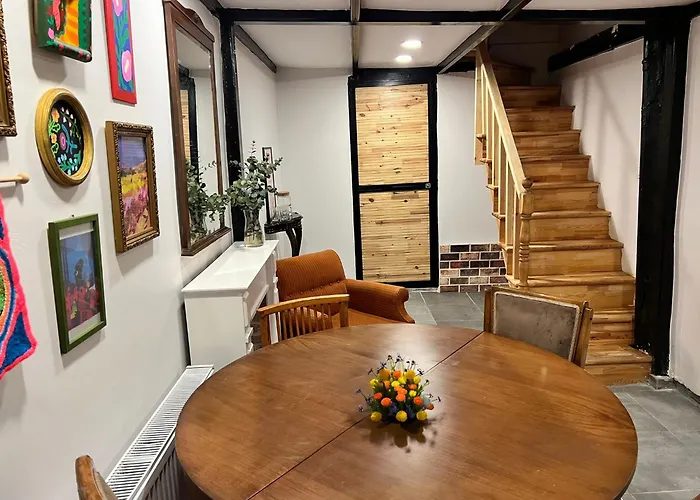 5 Bedroom 5 Bathroom, Newly Renovated At The Heart Of The *