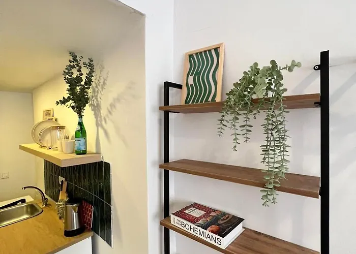 5 Bedroom 5 Bathroom, Newly Renovated At The Heart Of The *